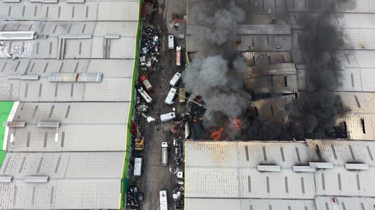 <p><strong><em>Sağındaki ve solundaki yaklaşık 5 iş yerimize sirayet etti. Ama arkadaşlar hem arkadan hem yan taraflardan yangını &ccedil;evrelediler. </em></strong></p>

<p>&nbsp;</p>

<p><strong><em>Bunlar takdir edersiniz ki geri d&ouml;n&uuml;ş&uuml;m tesisleri ve i&ccedil;inde bulunan malzemeler, yanıcı malzemeler. </em></strong></p>

<p>&nbsp;</p>

<p><strong><em>O a&ccedil;ıdan bir taraftan &ccedil;evrelerken, diğer taraftan TOMA&rsquo;larımızla, itfaiye ara&ccedil;larımızla yangını s&ouml;nd&uuml;rmeye &ccedil;alışacağız.</em></strong></p>

<p>&nbsp;</p>

<p><em><strong>Belki belli bir s&uuml;re daha devam edecek &ccedil;&uuml;nk&uuml; i&ccedil;ten i&ccedil;e yanıyor ve plastik malzemeler yanmaya devam edebilir.</strong></em></p>
