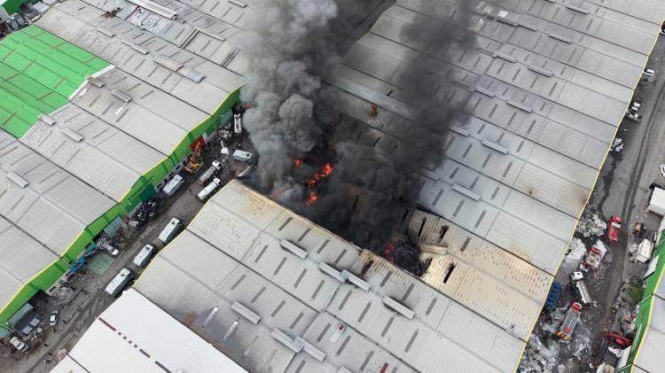 <p><span style="color:#A52A2A"><strong>IYANGIN ATEŞİNİN D&Uuml;ŞMESİYLE BİRLİKTE İŞ MAKİNELERİYLE M&Uuml;DAHALE BAŞLAYACAK</strong></span>&nbsp;</p>

<p>&nbsp;</p>

<p><em><strong>Bizim &ouml;nceliğimiz yangının &ccedil;evreye sirayet etmemesidir. </strong></em></p>

<p>&nbsp;</p>

<p><em><strong>Kontrol altına alıp &ccedil;evrelediğimiz zaman artık o i&ccedil;ten i&ccedil;e yanmaya devam edecek ama arkadaşlarımız da s&ouml;nd&uuml;rmeye devam edecek. </strong></em></p>

<p>&nbsp;</p>

<p><span style="color:#A52A2A"><em><strong>B</strong></em></span><em><strong><span style="color:#A52A2A">iraz daha yangının ateşi d&uuml;şt&uuml;kten sonra iş makineleriyle m&uuml;dahale başlayacak.</span> Sıcaklıkların artması maalesef b&ouml;yle riskler barındırıyor. Herkese ge&ccedil;miş olsun diyorum.&rdquo;&nbsp;</strong></em></p>
