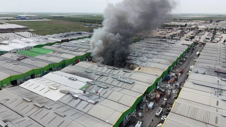 <p><span style="color:#A52A2A"><strong>YANGIN İLK &Ccedil;IKTIĞI NOKTADA DEVAM EDİYOR&nbsp;</strong></span></p>

<p>&nbsp;</p>

<p>Haber alır almaz hem itfaiye ekiplerimizi hem emniyetimize ait TOMA&rsquo;larımızı hem diğer kurumlarımızdaki araz&ouml;zlerimizi, iş makinelerimizi, personellerimizi hızlıca buraya sevk ettik.</p>

<p>&nbsp;</p>

<p>Şu an itibarıyla yangın, <span style="color:#A52A2A">&ccedil;ıktığı ilk noktada devam ediyor.</span></p>
