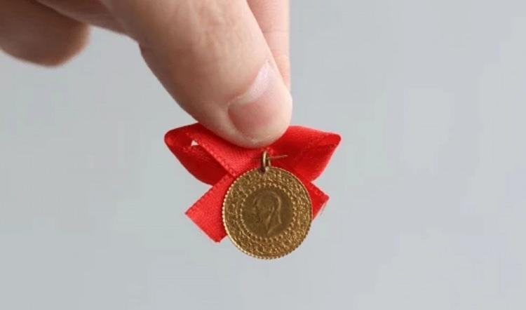 <p>Ge&ccedil;en hafta sonu 11 bin 487 lira olan &ccedil;eyrek altının satış fiyatı, y&uuml;zde 2,48 artarak 11 bin 772 liraya y&uuml;kseldi.</p>
