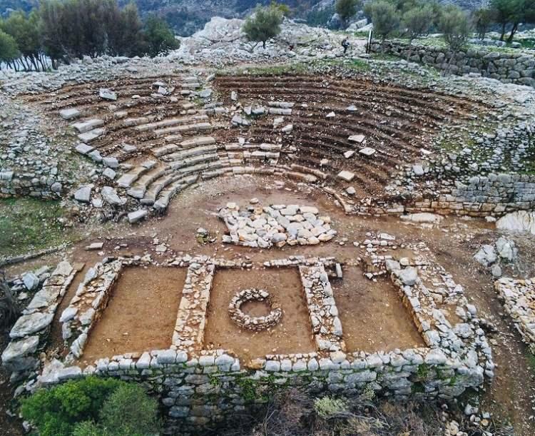 <p><strong><span style="color:#800000">Muğla'nın Marmaris </span>il&ccedil;esindeki <span style="color:#800000">Amos Antik Kenti'ne</span> ait olduğu belirlenen ve milattan &ouml;nce 2. y&uuml;zyıla tarihlenen arazi kira s&ouml;zleşmesi bulundu.</strong></p>
