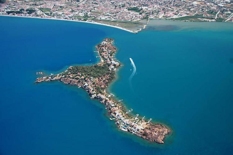 <p><strong><span style="color:#800000">Fethiye Ş&ouml;valye Adası'nda</span> y&uuml;r&uuml;t&uuml;len &ccedil;alışmalar sırasında bulunan ve<span style="color:#800000"> Fethiye Arkeoloji M&uuml;zesi M&uuml;d&uuml;rl&uuml;ğ&uuml; </span>tarafından koruma altına alınan yazıtlı stel par&ccedil;asının, yapılan epigrafik incelemeler sonucunda<span style="color:#800000"> Amos Antik Kenti'ne</span> ait olduğu belirlendi.</strong></p>
