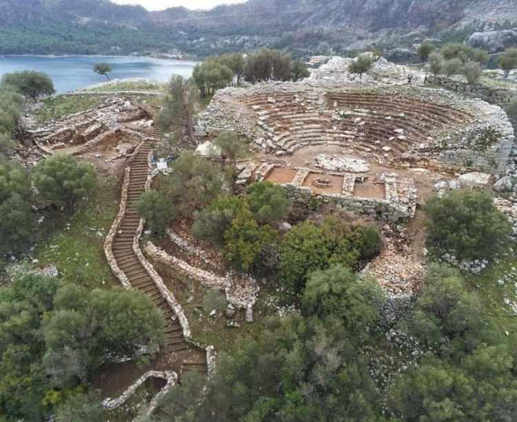 <p><span style="color:#800000"><strong>&Ccedil;ALIŞMALAR DEVAM EDİYOR</strong></span></p>

<p><strong>&Ouml;te yandan bu s&ouml;zleşmeye ait yeni par&ccedil;aların bulunması i&ccedil;in Amos Antik Kenti'nde s&uuml;rd&uuml;r&uuml;len kazı &ccedil;alışmalarının hız kesmeden devam ettiği a&ccedil;ıklandı.</strong></p>

<p>&nbsp;</p>
