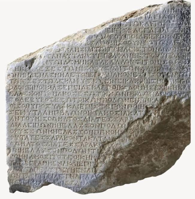 <p><span style="color:#800000"><strong>FİDAN DİKME ZORUNLULUĞU&nbsp;</strong></span></p>

<p><strong>Yazıtta yer alan s&ouml;zleşmede kiracıdan yalnızca para değil &uuml;retim de bekleniyor. S&ouml;zleşmede, yıllık kira bedellerinin yanı sıra her 100 drahmilik kira miktarına karşılık 800 asma ve 40 incir fidanı dikme zorunluluğu yer alıyor. Ayrıca fidanların hangi derinlikte dikileceğine dair tarımsal talimatlar,</strong>&nbsp;<strong>d&ouml;nemin hukuki işleyişini yansıtan cezai şartlar ve tazminat h&uuml;k&uuml;mleri de yazıtta detaylıca a&ccedil;ıklanıyor.</strong></p>
