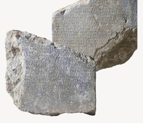 <p><span style="color:#800000"><strong>GEMİYLE TAŞINMIŞ</strong></span></p>

<p><strong><span style="color:#800000">K&uuml;lt&uuml;r ve Turizm Bakanlığı K&uuml;lt&uuml;r Varlıkları ve M&uuml;zeler Genel M&uuml;d&uuml;rl&uuml;ğ&uuml;'n&uuml;n</span> a&ccedil;ıklamasına g&ouml;re, asıl yeri Amos Antik Kenti'ndeki Apollon Samnaios kutsal alanı olan eserin, Orta &Ccedil;ağ'da gemilerde balast (denge taşı) olarak kullanılmak &uuml;zere Fethiye Ş&ouml;valye Adası'na taşındığı anlaşıldı.</strong></p>
