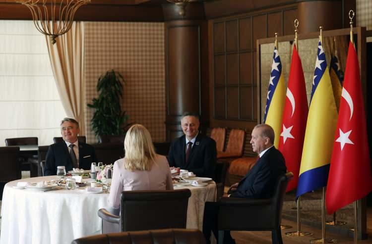 <p>Cumhurbaşkanı Recep Tayyip Erdoğan, Forum kapsamında, Bosna Hersek Devlet Başkanlığı Konseyi &uuml;yeleri Zeljka Cvijanovic, Denis Beirovic ve Zeljko Komsic ile &ccedil;alışma kahvaltısında bir araya geldi.</p>
