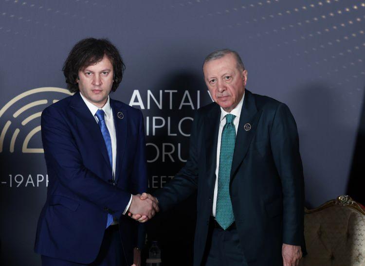 <p>Cumhurbaşkanı Erdoğan, Antalya Diplomasi Forumu kapsamında liderlerle yoğun diplomasi trafiği y&uuml;r&uuml;tt&uuml;.</p>
