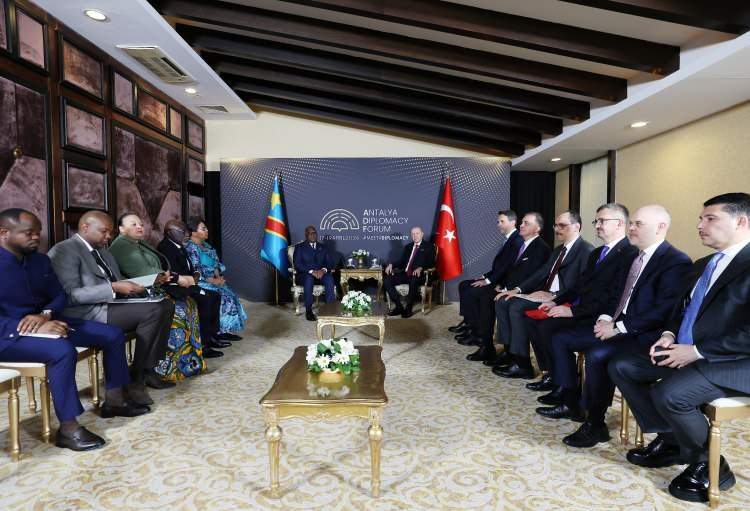 <p>Erdoğan, heyetiyle birlikte&nbsp;Kongo Demokratik Cumhuriyeti (KDC) Cumhurbaşkanı Felix Tshisekedi ile bir araya geldi.</p>
