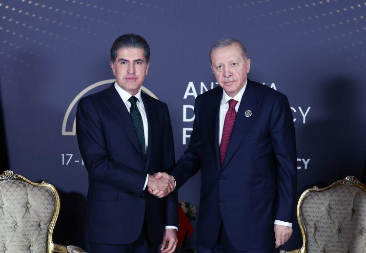 <p>Cumhurbaşkanı Recep Tayyip Erdoğan, 5. Antalya Diplomasi Forumu (<a href="https://x.com/hashtag/ADF2026?src=hashtag_click">#ADF2026</a>) i&ccedil;in T&uuml;rkiye'de bulunan Irak K&uuml;rt B&ouml;lgesel Y&ouml;netimi Başkanı Ne&ccedil;irvan Barzani&rsquo;yi kabul etti.</p>

<p>Kabulde b&ouml;lgemizdeki son gelişmeler ele alındı.</p>

<p>Cumhurbaşkanı Erdoğan, İran&rsquo;a y&ouml;nelik hukuksuz saldırılarla başlayan &ccedil;atışma s&uuml;recinin b&ouml;lgenin tamamını yorduğunu, savaşın tamamen sona erdirilmesi ve kalıcı barışa ulaşılabilmesi i&ccedil;in T&uuml;rkiye&rsquo;nin ilgili &uuml;lkelerle birlikte gayretlerinin artarak devam ettiğini belirtti.</p>

<p>Erdoğan, İran i&ccedil;in ortaya konan ayrılık&ccedil;ı senaryoların kimseye hayır sağlamayacağını, her hal&uuml;karda Irak'ta s&uuml;kunetin korunmasının kritik &ouml;nemde olduğu s&ouml;yledi.</p>

<p>Cumhurbaşkanı Erdoğan, H&uuml;rm&uuml;z Boğazı&rsquo;ndaki gelişmelerin petrol arzında g&uuml;zergah &ccedil;eşitliliğinin &ouml;nemini ortaya koyduğunu, Kalkınma Yolu&rsquo;nun ehemmiyetinin de bu s&uuml;re&ccedil;te bir kez daha g&ouml;r&uuml;ld&uuml;ğ&uuml;n&uuml;, proje ile ilgili s&uuml;re&ccedil;lerin hızlandırılmasının herkes a&ccedil;ısından faydalı olacağını belirtti.</p>
