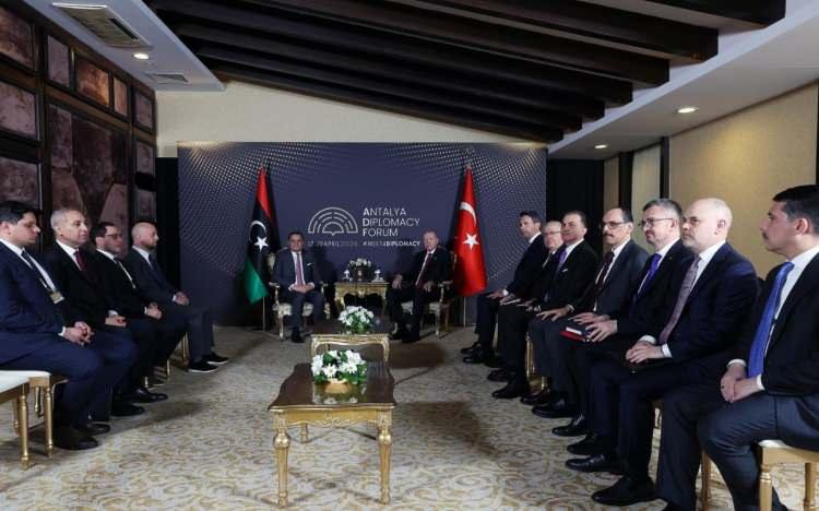 <p>İletişim Başkanlığı tarafından yapılan a&ccedil;ıklamada g&ouml;r&uuml;şmede T&uuml;rkiye ile Libya ikili ilişkileri, b&ouml;lgesel ve k&uuml;resel konular ele alındığı bildirildi.</p>

<p>Cumhurbaşkanı Erdoğan, T&uuml;rkiye&rsquo;nin Libya&rsquo;da, Libyalıların sahiplenmediği hi&ccedil;bir girişimin başarılı olamayacağını sıklıkla vurguladığını, siyasi tasarrufların geniş tabanlı istişare ve diyalogla ilerletilmesinin &ouml;nemli olduğunu, T&uuml;rkiye&rsquo;nin s&uuml;rece desteğinin devam edeceğini s&ouml;yledi.</p>
