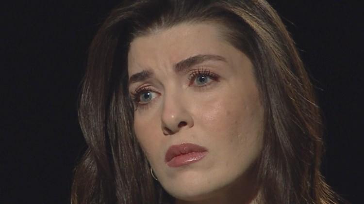 <p><strong>Ama işte tabii ki inan&ccedil;lı bir insanım. O y&uuml;zden de tutunduğum tek şey tabii ki Allah'a olan inancım. Ş&uuml;krettiğim &ccedil;ok fazla şey var. Onlar benim i&ccedil;in en b&uuml;y&uuml;k tutunacağım liman diyeyim. &Ccedil;&uuml;nk&uuml; iyi bir baba kız ilişkisi vardı aramızda. &Ccedil;ok iyi bir babaydı benim i&ccedil;in."</strong></p>
