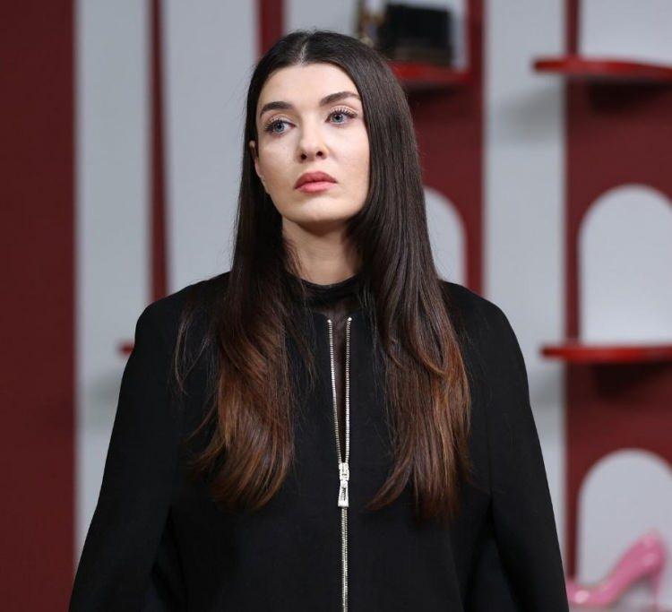 <p><span style="color:#FF0000"><strong>"BABAMA O G&Uuml;N DUA ETTİM YANINA YATIP SARILDIM"</strong></span></p>

<p><strong>Babasına olan &ouml;zlemi ve sevgisi g&ouml;zlerinden okunan sevilen oyuncu, s&ouml;zlerini ş&ouml;yle s&uuml;rd&uuml;rd&uuml;:</strong></p>

<p><strong>"Hep s&ouml;yler. Ben ona hep &ccedil;ok sevdiğimi s&ouml;ylerim. Hani birbirimize onu hissettiririz. Ama b&ouml;yle bir konuşma bana o an &ccedil;ok duygu olarak &ccedil;ok y&uuml;ksek gelmişti ve ben ağlamaya başlamıştım. Sonra baktım babam da ağlamaya başladı. Sonra zaten hızlıca kapattı babam. &Ccedil;ok g&ouml;rmemizi istemedi o durumu.&nbsp;</strong></p>
