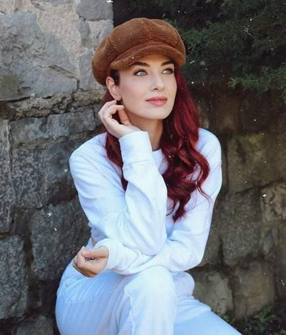 <p><strong>Yani yanına yattım. Masaj yaptım ona. Hep derdi. Elin &ccedil;ok iyi geliyor bana. Genel olarak herkes s&ouml;yler. Elimin iyi geldiğini. Yani genel olarak babama da o g&uuml;n b&ouml;yle bir dua ettim. Sonra yanına yattım. Sarıldım b&ouml;yle. Neslihan'a da dedim ki kız kardeşim 'Neslihan birka&ccedil; tane fotoğrafımızı &ccedil;ek' dedim babamla. Yani hi&ccedil; bilmiyorum neden. Yattım sarıldım b&ouml;yle birka&ccedil; tane b&ouml;yle fotoğraf vesaire falan &ccedil;ekti. Ş&uuml;k&uuml;rler olsun iyi ki yani olmuş o bende. İyi ki onu paylaşmışım. O anı yaşamışım. Birbirimizi g&ouml;rd&uuml;k falan. Ondan sonra onlar geri d&ouml;nd&uuml;ler eve. Ben de bir veya iki g&uuml;n sonra işte tekrar başka bir sete gidecektim. Eşim o sırada sinema filmi &ccedil;ekiyordu. Onun setinde de konuk oyuncuydum ben. Onun i&ccedil;in işte hazırlandık. Yine kız kardeşimle ben tekrar sete gittim. Derken orada ben haberi aldım. Yani iki g&uuml;n sonra kaybettim babamı"</strong></p>
