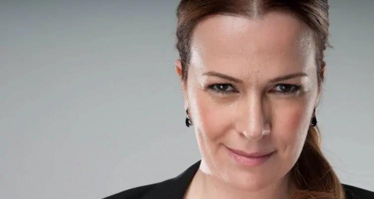 <p><span style="color:#800080"><em><strong>"&Ccedil;ok b&uuml;y&uuml;k bir sırrım var. Ger&ccedil;eği a&ccedil;ıkladığımda beni yargılamanızdan, dışlamanızdan ve bana olan inancınızı yitirmenizden korkuyorum. Ben bipolarım. Hayatım boyunca taşımam gereken ve toplum tarafından damgalanma ihtimali y&uuml;ksek bir durum."</strong></em></span></p>
