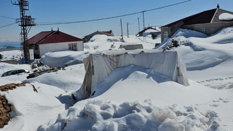 Bir mahalle nisan ayında kara g&ouml;m&uuml;ld&uuml;: Beyaz &ouml;rt&uuml; 3 metreyi aştı