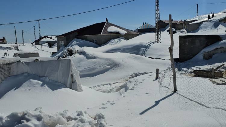 Bir mahalle nisan ayında kara g&ouml;m&uuml;ld&uuml;: Beyaz &ouml;rt&uuml; 3 metreyi aştı