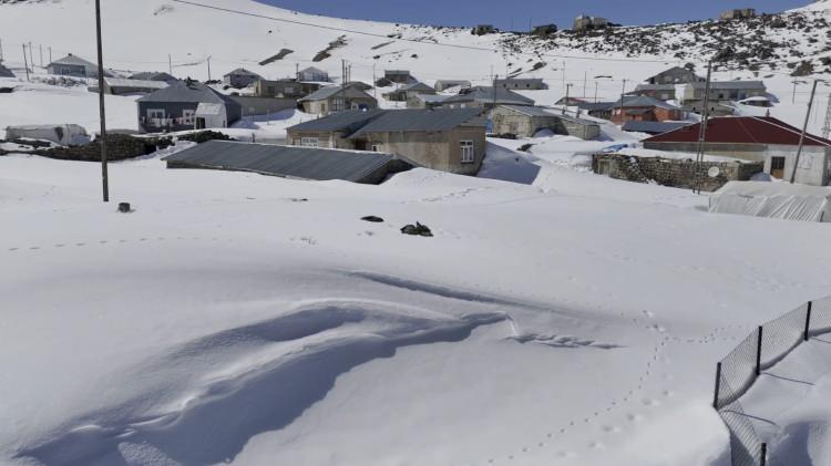 Bir mahalle nisan ayında kara g&ouml;m&uuml;ld&uuml;: Beyaz &ouml;rt&uuml; 3 metreyi aştı