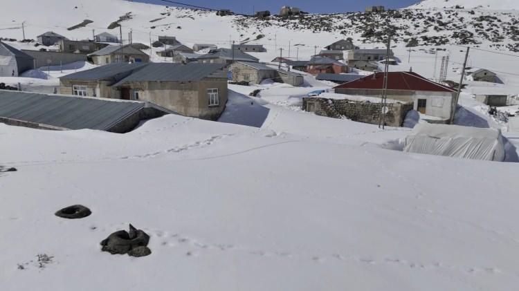 Bir mahalle nisan ayında kara g&ouml;m&uuml;ld&uuml;: Beyaz &ouml;rt&uuml; 3 metreyi aştı
