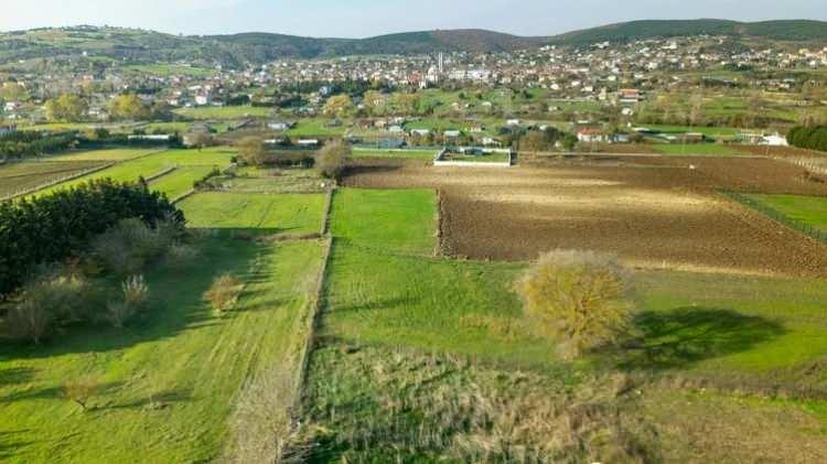 <p>2020 sonrası d&ouml;nemde arsa ve arazi yatırımları, bireysel ve kurumsal yatırımcıların radarına daha g&uuml;&ccedil;l&uuml; şekilde girdi. Dikkat &ccedil;eken &ouml;nemli bir nokta pop&uuml;ler b&ouml;lgelerin fiyat artış rekorunu Anadolu illerine bırakmış olması. Bazı illerdeki rekor artış oranları dikkat &ccedil;ekti.</p>
