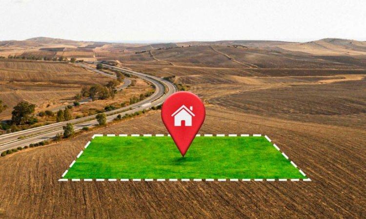 <p>Mart 2023'te T&uuml;rkiye genelinde ortalama arsa metrekare fiyatı 2 bin 696 TL seviyesindeydi. Mart 2026 itibarıyla bu rakam 7 bin 92 TL'ye y&uuml;kseldi. Buna rağmen aynı d&ouml;nemde aylık artış oranı y&uuml;zde 7'den y&uuml;zde 1'e, yıllık artış oranı ise y&uuml;zde 118'den y&uuml;zde 23 seviyesine geriledi. Bu tablo bize şunu s&ouml;yl&uuml;yor: Arsa piyasası y&uuml;kselmeye devam ediyor ama artık daha dengeli ve &ouml;ng&ouml;r&uuml;lebilir bir d&ouml;neme girdi" diye konuştu.</p>
