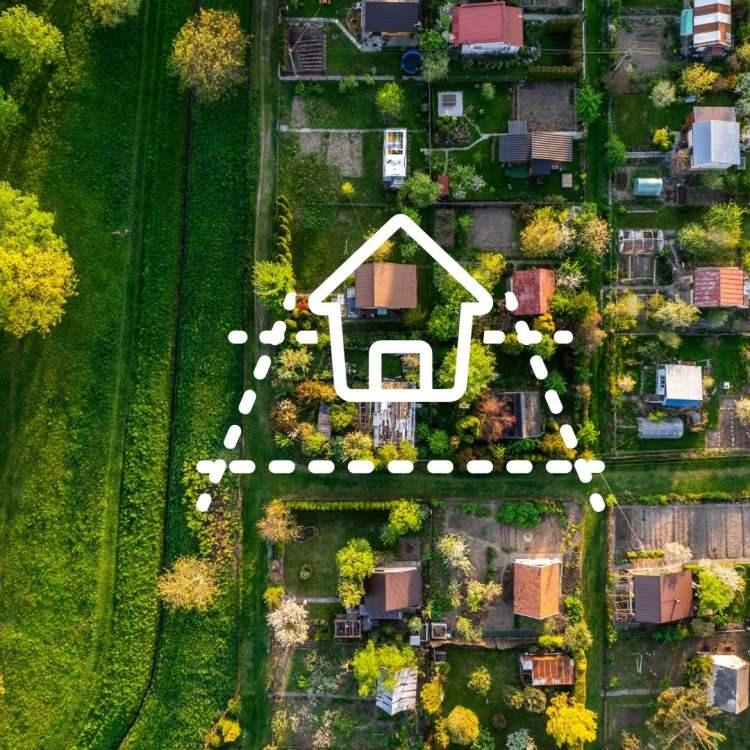 <p><strong>B&Uuml;Y&Uuml;KŞEHİRLER H&Acirc;L&Acirc; PAHALI</strong></p>

<p><strong>​</strong></p>

<p>Fiyatları b&ouml;lgelere g&ouml;re analiz eden &Ouml;ğ&uuml;t, şu bilgileri verdi: "B&uuml;y&uuml;kşehirler h&acirc;l&acirc; en pahalı b&ouml;lgeler. İstanbul'da metrekare fiyatı 20 bin TL'yi aşarken, İzmir, Antalya ve Muğla gibi şehirler de y&uuml;ksek seviyelerini koruyor. Ancak bu şehirlerde artış hızının yavaşlaması, piyasanın bu b&ouml;lgelerde doygunluğa yaklaştığını g&ouml;steriyor. Buna karşılık Anadolu illerinde dikkat &ccedil;ekici bir hareketlilik var. Van, Mardin, Diyarbakır, Batman ve Erzurum gibi şehirlerde fiyat artışları y&uuml;zde 40-50 bandına ulaştı.</p>
