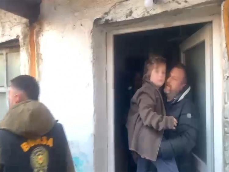 <p><span style="color:#A52A2A"><strong>ANNESİ OLDUĞU S&Ouml;YLENDİ&nbsp;</strong></span></p>

<p>&nbsp;</p>

<p>Nazar S., Aile ve Sosyal Hizmetler İl M&uuml;d&uuml;rl&uuml;ğ&uuml; tarafından koruma altına alınırken, oğlunun bulunduğu haberini alınca Almanya'dan Bursa'ya gelen Rebecca S., avukat ve Alman Konsolosluğu'nda g&ouml;revliler ile birlikte gittiği Aile ve Sosyal Hizmetler İl M&uuml;d&uuml;rl&uuml;ğ&uuml;'nde <span style="color:rgb(165, 42, 42)"><strong><em>7 yıl sonra ilk kez &ccedil;ocuğunu g&ouml;rd&uuml;.</em></strong></span></p>

<p>&nbsp;</p>

<p>İlk etapta annesi olduğu s&ouml;ylenmeyen Rebecca S.'ye temkinli ve soğuk davranan Nazar'a, 17 Mart&rsquo;ta yeniden kuruma gelen Rebecca S.'nin annesi olduğu s&ouml;ylendi.&nbsp;</p>
