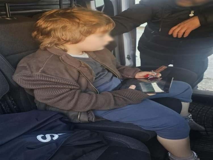 <p><span style="color:#A52A2A"><strong>İLK KEZ "ANNE" DEDİ&nbsp;</strong></span></p>

<p>&nbsp;</p>

<p>G&ouml;r&uuml;şme s&uuml;recinde &ccedil;ocuğa, annesinin uzun s&uuml;redir kendisini aradığı ve kendisine bakmak istediği ifade edildiğinde,<span style="color:#A52A2A"><strong><em> "Sen benim annem misin? Ben şimdi Almanya'ya mı gideceğim? Ama ikimiz aynı dili konuşmuyoruz, Almanya&rsquo;ya gidersem nasıl anlaşırız?" </em></strong></span>dediği ve g&ouml;r&uuml;şme ilerledik&ccedil;e Rebecca S.'ye ilk kez "anne" diye hitap ettiği belirtildi.</p>
