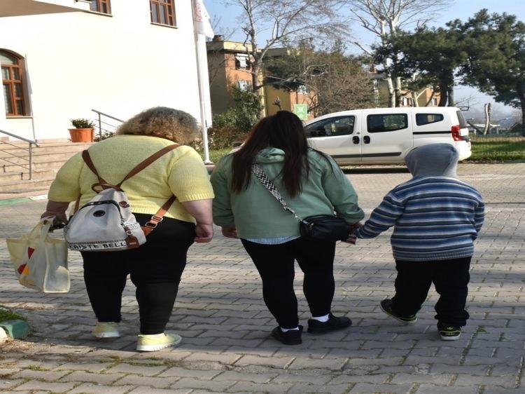 <p><span style="color:#A52A2A"><strong>DNA TESTİ İLE ANNESİ OLDUĞU KESİNLEŞTİ</strong></span></p>

<p>&nbsp;</p>

<p>19 Mart'ta yapılan DNA testi ile Nazar S.&rsquo;nin,<span style="color:#A52A2A"><em><strong> Rebecca S.'nin oğlu olduğu kesinleşti.</strong></em></span></p>

<p>&nbsp;</p>

<p>DNA raporu y&uuml;zde 99.99 uyumlu &ccedil;ıkarken; Alman vatandaşı olan &ccedil;ocuğun menfaati g&ouml;zetilerek yapılacak inceleme ve araştırmaların ardından mahkeme, Aile ve Sosyal Hizmetler İl M&uuml;d&uuml;rl&uuml;ğ&uuml;'nce hazırlanacak Sosyal İnceleme Raporu (SİR), kaldığı &ccedil;evrenin araştırmasını i&ccedil;eren rapor ile uzman ve pedagog g&ouml;r&uuml;şleri dikkate alınarak geleceğine karar verilecek.</p>
