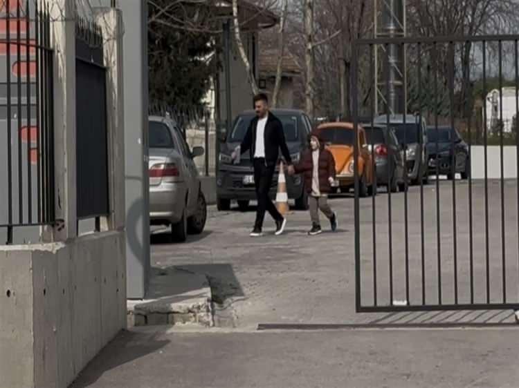 <p><span style="color:#A52A2A"><strong>S&Uuml;RECİ DIŞİŞLERİ BAKANLIĞI Y&Uuml;R&Uuml;TECEK&nbsp;</strong></span></p>

<p>&nbsp;</p>

<p>Alman vatandaşı olan &ccedil;ocuk hakkında T&uuml;rkiye'nin de taraf olduğu uluslararası s&ouml;zleşmeler kapsamında mahkemeden &ccedil;ıkacak karara g&ouml;re hareket edilecek.</p>

<p>&nbsp;</p>

<p>Buna g&ouml;re; Nazar S.'nin Almanya&rsquo;ya g&ouml;nderilmesine karar verilmesi halinde Alman devletine teslim edilmesi, T&uuml;rkiye'de kalmasına karar verilmesi durumunda devlet koruması ihtimali bulunuyor.</p>

<p>&nbsp;</p>

<p>&Ccedil;ocuğun Alman makamlarına teslim edilmesi halinde,<span style="color:#A52A2A"><strong><em> annesine verilip verilmeyeceği de Almanya'daki değerlendirmeler sonucunda belirlenecek.</em></strong></span></p>

<p>&nbsp;</p>

<p>Mahkeme kararını, her iki &uuml;lkede yapılacak incelemeler ve uzman g&ouml;r&uuml;şleri doğrultusunda hazırlanacak raporlar ışığında verecek.</p>

<p>&nbsp;</p>

<p>Mahkeme kararına g&ouml;re; Nazar, annesi Rebecca S.&rsquo;ye verilirse s&uuml;re&ccedil; Dışişleri Bakanlığı aracılığıyla y&uuml;r&uuml;t&uuml;lecek.</p>
