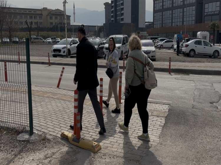 <p><font color="#a52a2a"><strong>KRİTİK GELİŞME: GE&Ccedil;İCİ KORUMA KİMLİK BELGESİ &Ccedil;IKARTILDI&nbsp;</strong></font></p>

<p>&nbsp;</p>

<p>Bursa Aile ve Sosyal Hizmetler İl M&uuml;d&uuml;rl&uuml;ğ&uuml;'nde koruma altında bulunan Nazar S.'nin eğitim ve sağlık hizmetlerinden yararlanması i&ccedil;in G&ouml;&ccedil; İdaresi Başkanlığı'ndan<span style="color:#A52A2A"><strong><em>&nbsp;"Ge&ccedil;ici Koruma Kimlik Belgesi"&nbsp;</em></strong></span>&ccedil;ıkartıldı.</p>

<p>&nbsp;</p>

<p>Bu belgenin alınmasının ardından Nazar S.'nin okuma ve yazma &ouml;ğrenmesi i&ccedil;in yurtta kalan &ccedil;ocukların gittiği ilkokula kayıt işlemleri de hızlandırıldı.</p>

<p>&nbsp;</p>

<p>Nazar, gerekli evrakların tamamlanmasının ardından yurtta birlikte kaldığı arkadaşlarının devam ettiği ilkokula başlayacak ve okuma yazmayı &ouml;ğrenecek.</p>

<p>&nbsp;</p>

<p>Yurtta arkadaşlarıyla uyumlu olduğu ve hi&ccedil;bir sorun yaşamadığı &ouml;ğrenilen Nazar S.'nin ge&ccedil;en hafta Almanya'dan gelen annesi Rebecca S. ile bir kez daha g&ouml;r&uuml;şt&uuml;ğ&uuml; de &ouml;ğrenildi.</p>

<p>&nbsp;</p>

<p><strong><em>KAYNAK: DHA</em></strong></p>
