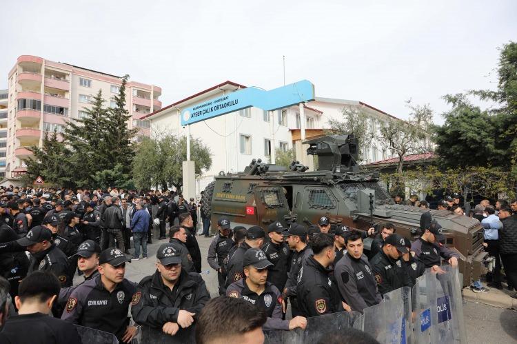 <p>Kahramanmaraş'ın Onikişubat il&ccedil;esinde Ayser &Ccedil;alık Ortaokulu'nda d&uuml;zenlenen silahlı saldırıdan yaralı kurtulan 5. sınıf &ouml;ğrencisi F.&Ccedil;. olay g&uuml;n&uuml; yaşadıklarını anlattı...</p>
