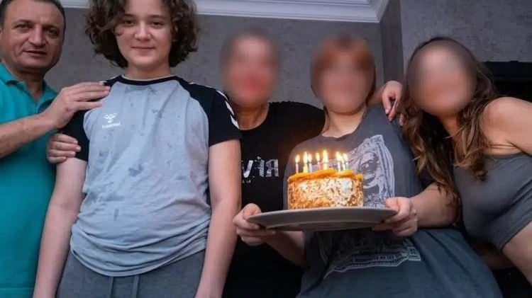 <p><span style="color:rgb(51, 51, 51)">"İngilizceyi okuldan &ouml;ğrenmedim. Evde de konuşmuyordum. Sadece birka&ccedil; yıl i&ccedil;inde kendiliğinden akıcı hale geldim. İngilizceyi, insanların s&ouml;ylediklerini T&uuml;rk&ccedil;eye &ccedil;evirerek &ouml;ğrendim. Zamanla direkt İngilizce d&uuml;ş&uuml;nmeye başladım."</span></p>
