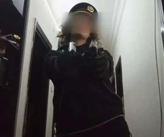 <p><span style="color:rgb(178, 34, 34)">"AİLEM BENDEN NEFRET EDİYOR"</span></p>

<p>"İnsanlar benim bu durumum y&uuml;z&uuml;nden bazı şeyleri varsayıyor ama bu yalnızlıktan değil. Zaten yalnızım. &Ccedil;ok yalnızım. Neredeyse hi&ccedil; arkadaşım yok. Sadece 2 arkadaşım var ve &ccedil;oğu zaman konuşmuyoruz. Ailem benden nefret ediyor, benden korkuyor ve hayal kırıklığına uğramış durumda"</p>
