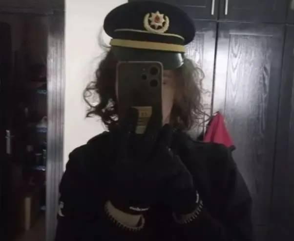 <p><span style="color:rgb(51, 51, 51)">"Hep yalnızım. Ama şunu d&uuml;ş&uuml;nmek yalnızlığın bir sebep olduğu anlamına gelmez. Yalnızlık bir sebep değildir. Bu sadece bir durumdur."</span></p>
