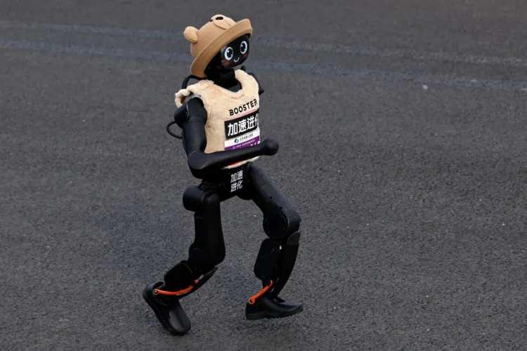 <p>Bu yıl ise robotların b&uuml;y&uuml;k b&ouml;l&uuml;m&uuml; hem hız hem de koordinasyon a&ccedil;ısından b&uuml;y&uuml;k gelişim g&ouml;sterirken, katılımcıların yaklaşık yarısı uzaktan kumanda yerine otonom navigasyon sistemlerini kullanarak zorlu parkurda 12 bin insan koşucuyla paralel hatlarda yarıştı.</p>
