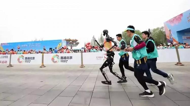 <p>&nbsp;Robotlar bu rekorla hem erkekler hem de kadınlar kategorisindeki mevcut d&uuml;nya rekorlarını fark atarak geride bıraktılar.</p>
