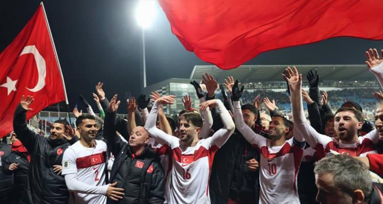 <p><strong>T&uuml;rkiye A Milli Futbol Takımı, Play-off finalinde deplasmanda Kosova'yı Priştine'de 1-0 mağlup ederek 24 yıllık aradan sonra D&uuml;nya Kupası bileti aldı.</strong></p>
