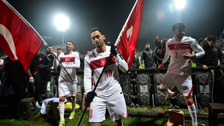 <p><strong>11 Haziran - 19 Temmuz tarihlerinde ABD, Paraguay, Avustralya'nın yer aldığı D Grubu'nda m&uuml;cadele etmeye hazırlanan T&uuml;rkiye'nin Milli Takım marşı ise şimdiden merak konusu haline geliyor.</strong></p>
