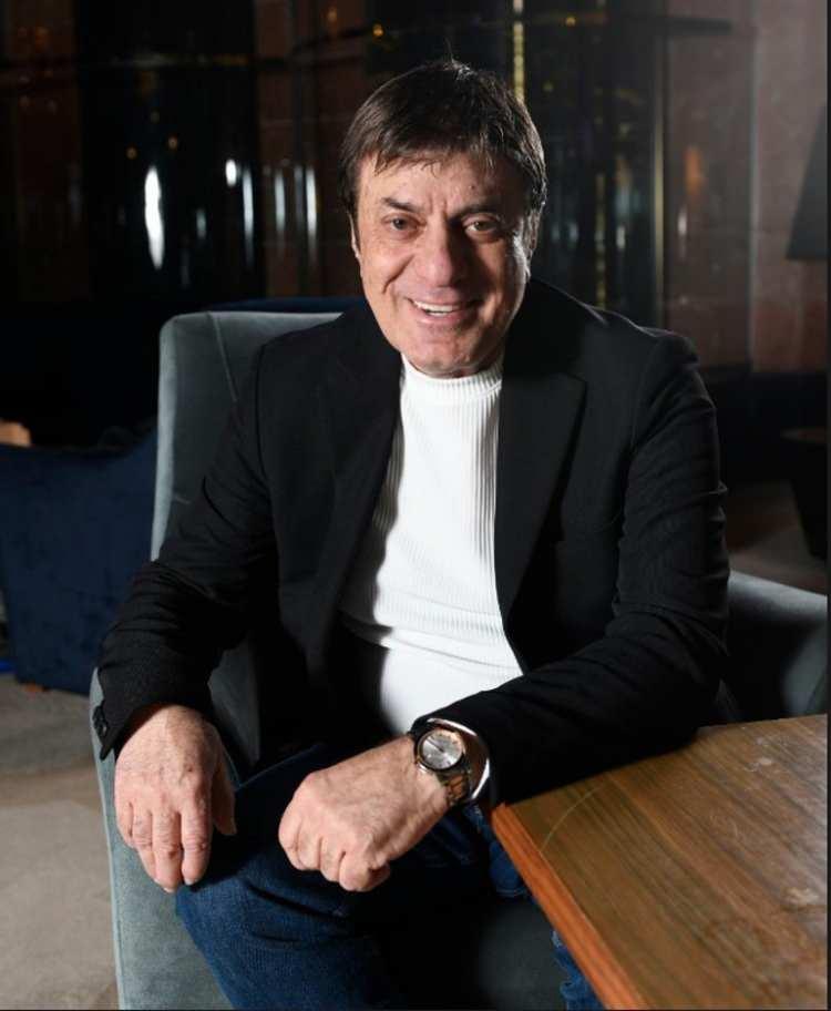 <p><span style="color:#FF0000"><strong>COŞKUN SABAH SON NOKTAYI KOYDU: KAFA TUTUYORMUŞ GİBİ OLUR</strong></span></p>

<p><strong>&Ouml;nceki g&uuml;n, Etiler'de objektiflere yansıyan &uuml;nl&uuml; sanat&ccedil;ı Coşkun Sabah, Milli Takım Marşı hakkında kendisine y&ouml;neltilen soruları yanıtsız bırakmadı.</strong></p>
