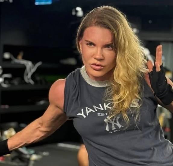 <p><span style="color:#800000"><strong>"KAS GELİŞİMİMİ RİSKE ATAMAM"</strong></span></p>

<p><strong>Gelen eleştirilere sosyal medya &uuml;zerinden yanıt veren Suden, olay karşısındaki tavrını şu s&ouml;zlerle savundu:</strong></p>

<p><span style="color:#800000"><strong>"Neden okul olayı ile ilgili reaksiyonsuzsun sorusuna cevap vereyim: Kortizol seviyemi ve kas gelişimimi riske atamam! Negatif enerjiyle beslenmek yerine enerjimi daha yapıcı şeylere saklıyorum."</strong></span></p>
