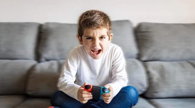 <p><span style="color:#B22222"><em><strong>T&uuml;rkiye'yi sarsan okul saldırılarının ardından uzmanlar uyarıyor. Cerrahpaşa Tıp Fak&uuml;ltesi &Ccedil;ocuk Sağlığı ve Hastalıkları Anabilim Dalı Başkanı Prof. Dr. &Ouml;zg&uuml;r Kasap&ccedil;opur, "Bu bir kabus. &Ccedil;ocukların elinde silah değil kitap olmalı. Sosyal medya yasağı gelmeli, siber zorbalıkla m&uuml;cadele edilmeli" diyerek yetkililere seslendi.</strong></em></span></p>
