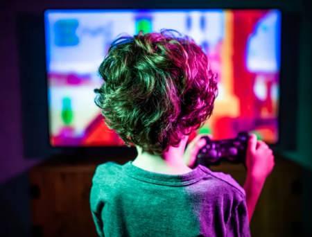 <p><strong><span style="color:#B22222">​</span></strong><span style="color:#B22222"><strong>&nbsp;HEPİMİZ SU&Ccedil;LUYUZ HEPİMİZ RİSK ALTINDAYIZ</strong></span></p>

<p><span style="color:#800080"><em><strong>Ayrıca bir&ccedil;ok ergen yaşamının ve yaşatmanın manasız olduğunu d&uuml;ş&uuml;n&uuml;yor. Bu tarz toplu eylemlerde kişiler eylemin sonunda eleceklerini biliyorlar. Bu aslında intihar saldırısı. Hepimiz su&ccedil;luyuz ve hepimiz risk altındayız. Benim &ccedil;ocuğumda olmaz d&uuml;ş&uuml;ncesi tamamen inkardır."</strong></em></span></p>
