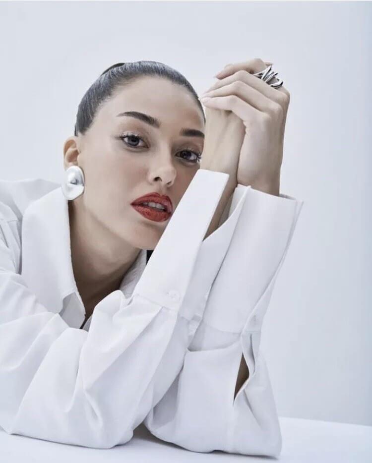 <p><strong>Deniz,<span style="color:rgb(128, 0, 128)">&nbsp;</span></strong><span style="color:rgb(128, 0, 128)">"<em><strong>Şiir, edebiyat t&uuml;rleri i&ccedil;inde belki de en zoru. Sadece yazması değil, anlayanının az oluşu da onu zorlaştırıyor. İlk okuduğumda i&ccedil;imde bir şey uyandırmıştı. &Ouml;nce merak saldım, sonra gecenin bir yarısı &lsquo;şiirim geldi&rsquo; diye annemi uyandırmaya başladım. Beraber kalkıp yazardık. Hayata daha dikkatle bakmayı &ouml;ğretti bana"&nbsp; </strong></em></span><strong>diye konuştu.</strong></p>
