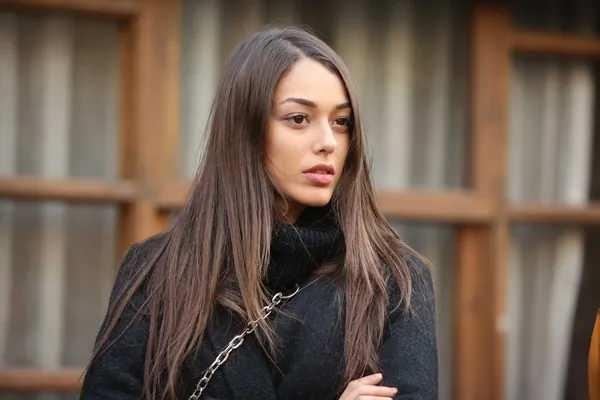 <p><strong>&Uuml;nl&uuml; oyuncu,</strong> <span style="color:#800080"><strong><em>"Num&eacute;ro İstanbul'un ilk sayısının konsepti boşluğu atlamak. Sizce bu hissi hayatta en &ccedil;ok hangi anlarda yakalarız"</em></strong></span> <strong>sorusuna verdiği yanıtla g&uuml;ndem oldu.​</strong></p>
