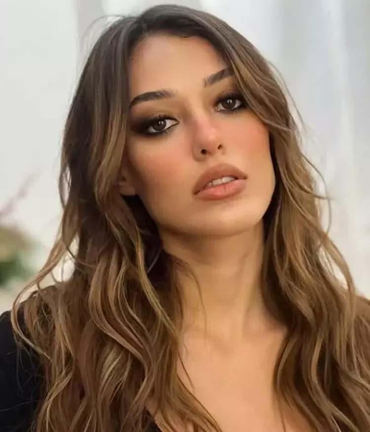 <p><strong>Dilan &Ccedil;i&ccedil;ek Deniz'in ge&ccedil;en yıl <span style="color:#800080"><em>"Dilan Hakkında Konuşmalıyız"</em></span> filmiyle yaımcılığa adım atmıştı.</strong></p>
