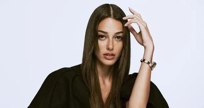 <p><span style="color:#B22222"><strong>"İŞİN OMURGASI OLMAK BENİ BESLEDİ"</strong></span></p>

<p><strong>Kamera &ouml;n&uuml;nde değil, arkasında olma deneyimi size neler &ouml;ğretti" sorusunu şu s&ouml;zlerle cevap verdi:</strong></p>

<p><span style="color:#800080"><strong><em>"Bir işin y&uuml;z&uuml; olmaktansa omurgası olmayı deneyimlemek bana &ccedil;ok iyi geldi. Yaratım s&uuml;recinden dağıtıma kadar işin başka bir tarafında olmak beni besledi."</em></strong></span></p>
