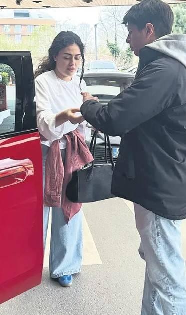 <p><span style="color:#FF0000"><strong>KIZINDAN A&Ccedil;IKLAMA GELDİ</strong></span></p>

<p><strong>Hastanede babasını bir an olsun yalnız bırakmayan &Ccedil;ıtak, muhabirlerin soruları &uuml;zerine "Sanırım sağlık durumu iyi. Net bir bilgim yok. İ&ccedil;eri girip &ouml;ğreneceğim" ifadelerini kullandı.</strong></p>
