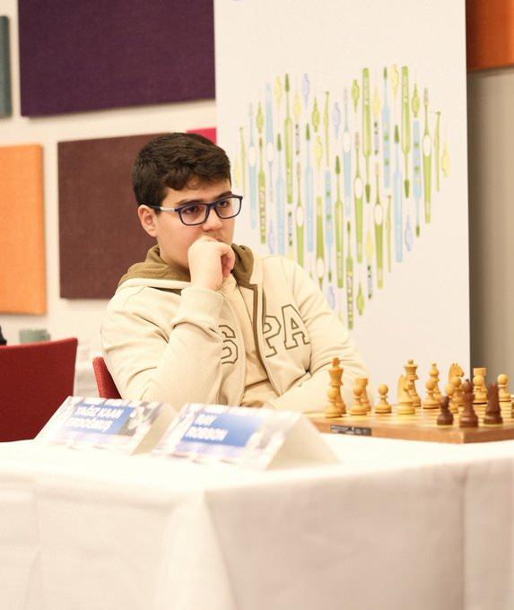 <p>14 yaşındaki milli satran&ccedil;&ccedil;ı Yağız Kaan Erdoğmuş, satran&ccedil; tarihinde 2700 ELO'yu (satran&ccedil; derecelendirme sistemi)&nbsp;ge&ccedil;en<strong> en gen&ccedil; oyuncu oldu.</strong></p>
