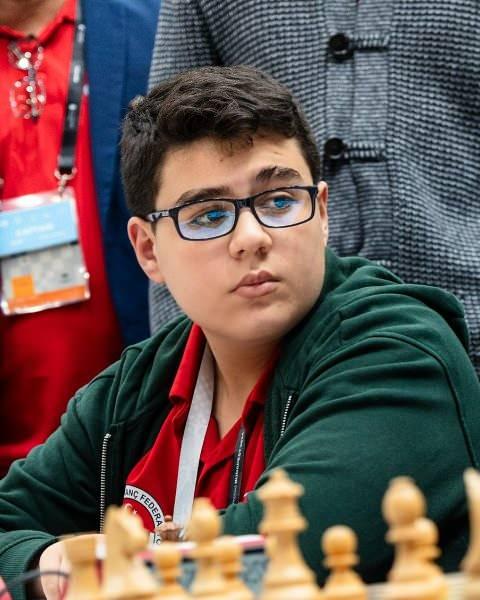 <p>Monako'daki organizasyonda &uuml;st&uuml;n bir performans sergileyen milli sporcu, rakibi karşısında skorunu 4-1'e taşıdı ve elde ettiği puanlarla 2700 ELO barajını aşarak d&uuml;nya satrancının elit oyuncuları arasına adını yazdırdı.</p>
