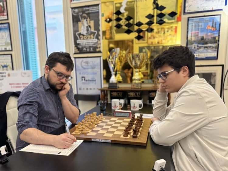 <p>Erdoğmuş, bu sonu&ccedil;la satran&ccedil; tarihine ge&ccedil;erek&nbsp;2700 ELO barajını aştı ve d&uuml;nya satran&ccedil; tarihinde "bu seviyeye ulaşan en gen&ccedil; b&uuml;y&uuml;kusta" &uuml;nvanını aldı.</p>
